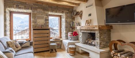 Televisie en een open haard