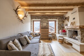 TV, fireplace