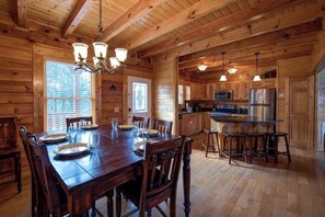 Dining - Relaxing bear  Self-Checkin/PoolTbl/Theatre/HotTub (Pigeon Forge)