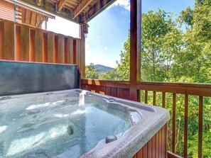 Outdoor spa tub - Relaxing bear  Self-Checkin/PoolTbl/Theatre/HotTub (Pigeon Forge)