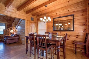 Dining - Relaxing bear  Self-Checkin/PoolTbl/Theatre/HotTub (Pigeon Forge)