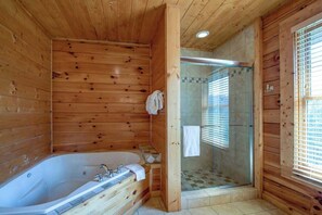 Bathtub, hair dryer, shampoo - Relaxing bear  Self-Checkin/PoolTbl/Theatre/HotTub (Pigeon Forge)