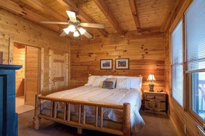 4 bedrooms, iron/ironing board, free WiFi, bed sheets - Relaxing bear  Self-Checkin/PoolTbl/Theatre/HotTub (Pigeon Forge)