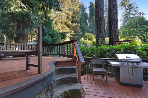 Sweet cottage in the redwoods with river beach access & fireplace