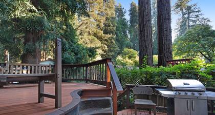 Sweet cottage in the redwoods with river beach access & fireplace