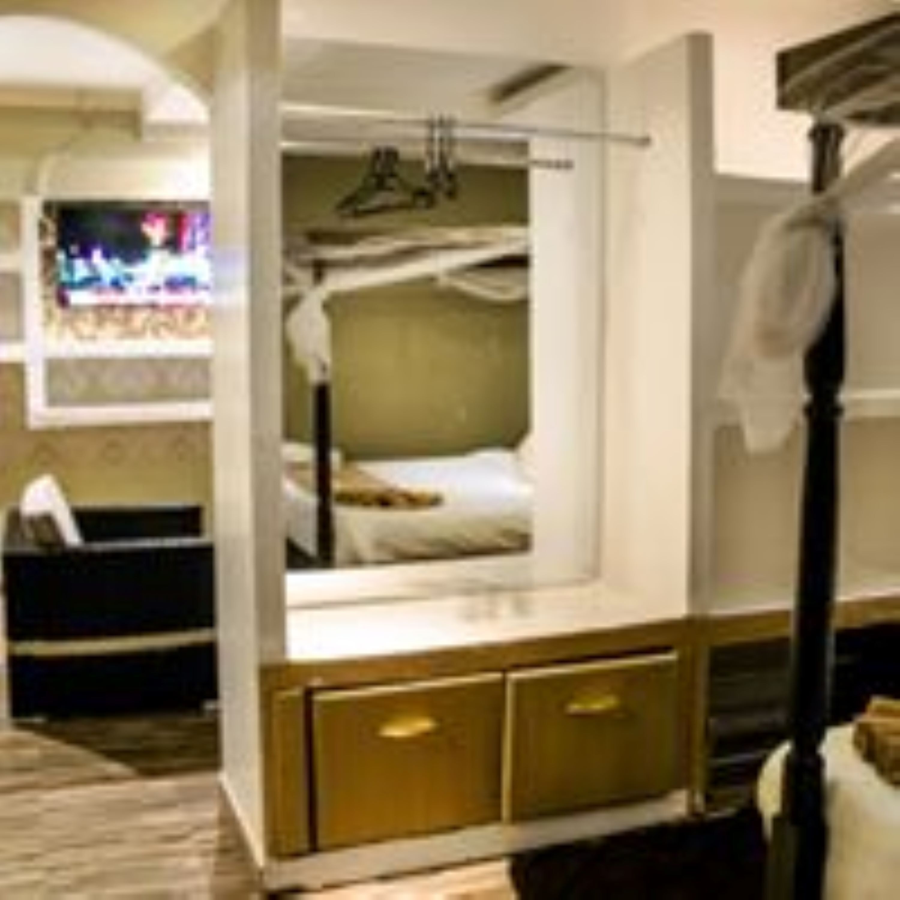 Executive Room | Minibar, in-room safe, desk, blackout drapes