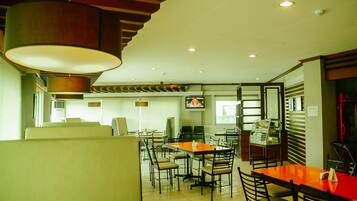 Daily cooked-to-order breakfast (PHP 165 per person)