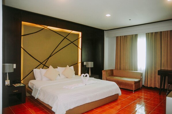 Executive Suite, 1 King Bed | Desk, iron/ironing board, free WiFi, bed sheets - Southgate Inn (Kabankalan City)