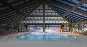 Alberca techada y alberca al aire libre