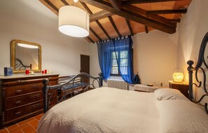 5 bedrooms, travel cot, free WiFi, bed sheets