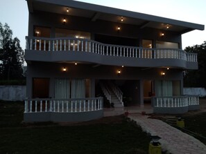 1 bedroom, individually furnished, desk, laptop workspace - Wild Tiger Resorts Bandhavgarh (Manpur)