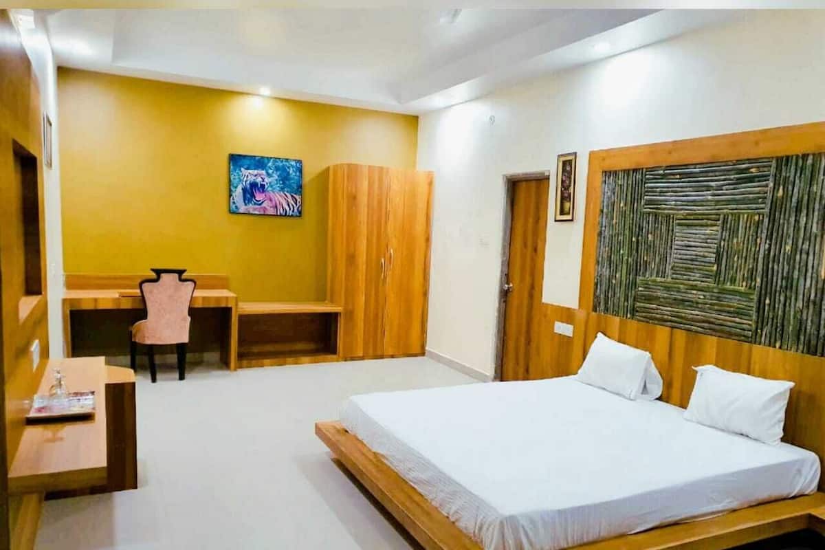 Une chambre à coucher avec un lit, un bureau, une chaise et une armoire.