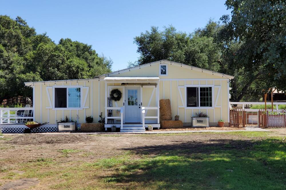 Rustic farm stay w\/breakfast & animals. Country setting, wineries\/hiking nearby