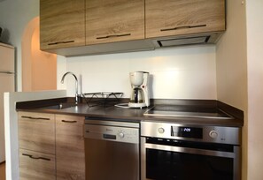 ثلاجة، فرن، غسالة أطباق، ماكينة لصنع القهوة/الشاي