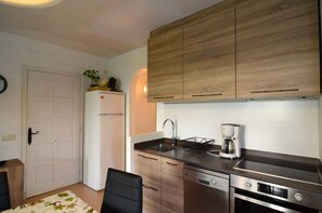 Kühlschrank, Ofen, Geschirrspüler, Wasserkocher mit Kaffee-/Teezubehör