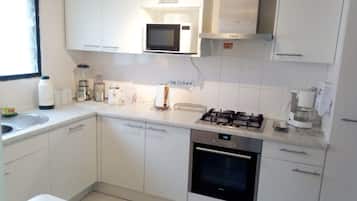 Apartament, 3 dormitoris | Cuina privada | Frigorífic gran, microones, forn i placa de cuina