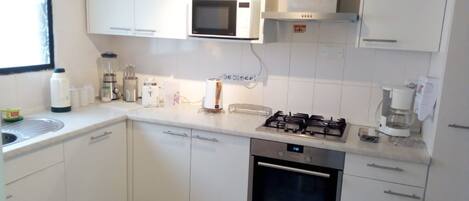 Apartment, 3 Bedrooms | Private kitchen | Full-size fridge, microwave, oven, stovetop