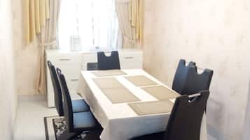 Apartament, 3 dormitoris | Zona de menjador de l'habitació