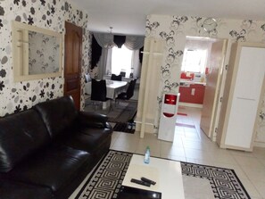 Leilighet, 3 soverom | Oppholdsrom | Flatskjerm-TV