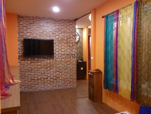 43-inch LCD TV with cable channels, TV - Exotic wind sand city 86 (Taitung)