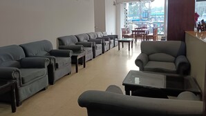 Ein geräumiger Raum mit mehreren Sofas und einem Essbereich.
