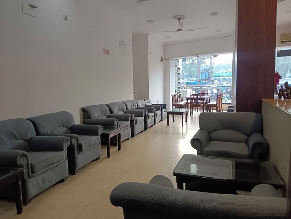 Ein geräumiger Raum mit mehreren Sofas und einem Essbereich.