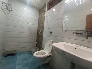 Deluxe tweepersoonskamer | Badkamer | Een douche, gratis toiletartikelen, handdoeken