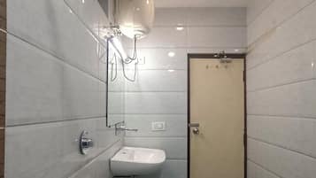 Deluxe Double Room | Bathroom | Shower, free toiletries, towels