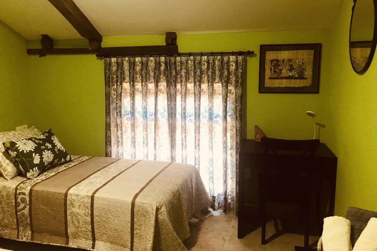 ห้องดับเบิล, ห้องน้ำรวม (Verde) | โต๊ะทำงาน, Wi-Fi ฟรี, ผ้าปูที่นอน