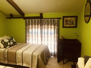 A bedroom with a bed, a desk, and a chair. - B&B Puente de Órbigo (Hospital de Orbigo)
