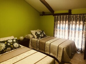Escritorio, wifi gratis, ropa de cama y acceso para silla de ruedas 