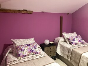 Double Room, Shared Bathroom (Lila) | Desk, free WiFi, bed sheets, wheelchair access - B&B Puente de Órbigo (Hospital de Orbigo)