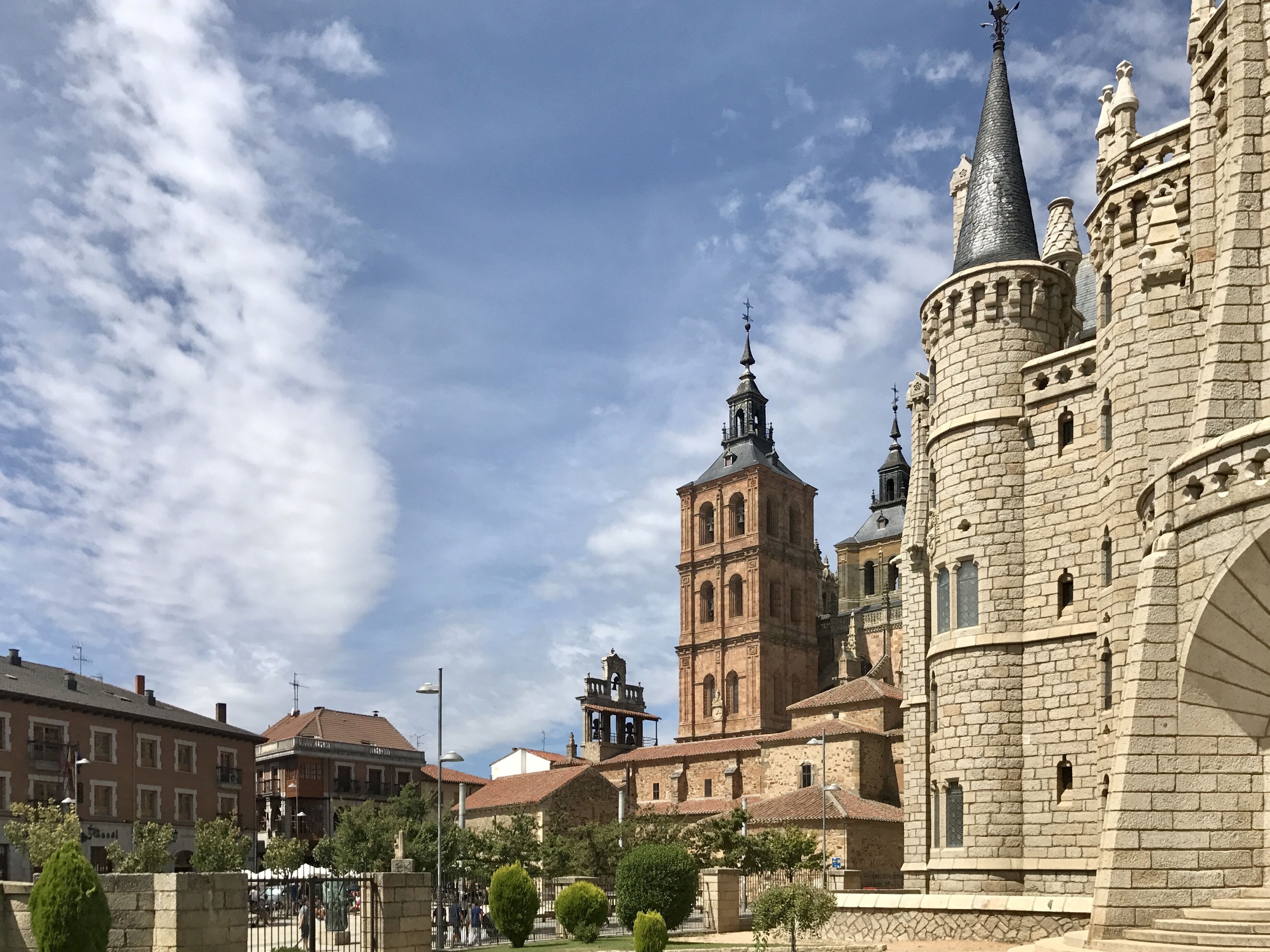 Un edificio histórico con una imponente torre campanario y una gran entrada en arco.