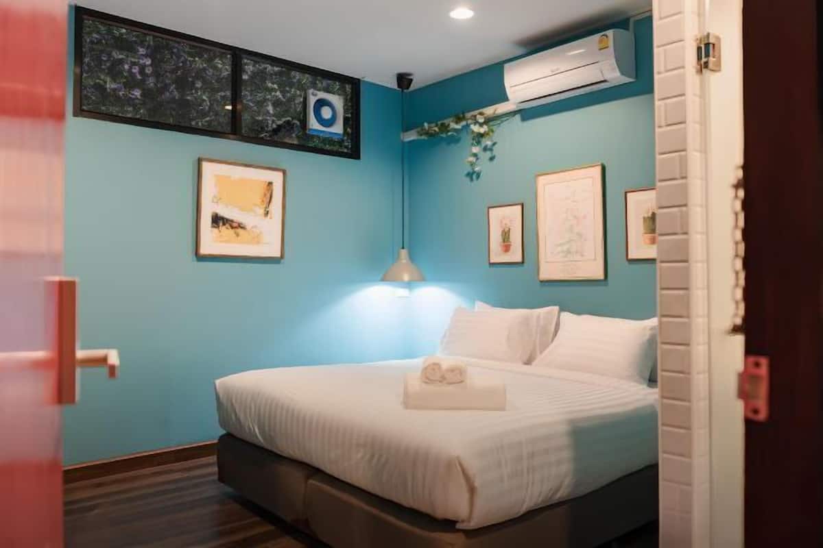 Escritorio, espacio para trabajar con laptop y cortinas blackout