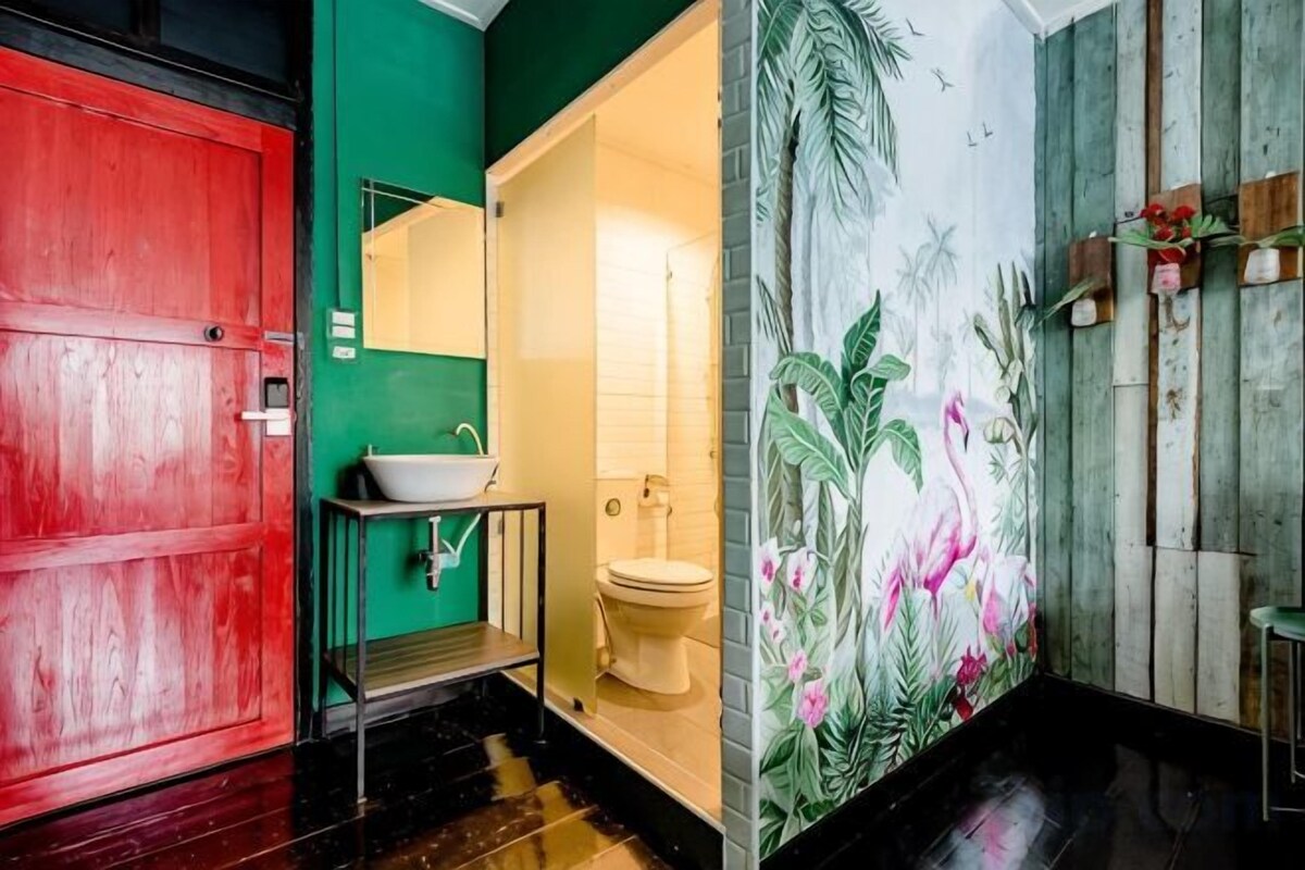 Badkamer | Een douche, gratis toiletartikelen, een haardroger, handdoeken