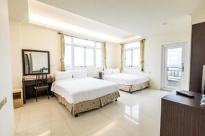 Quadruple Room, Ocean View | Desk, blackout curtains, free WiFi, bed sheets - Amany Holiday Hotel (Lyudao)