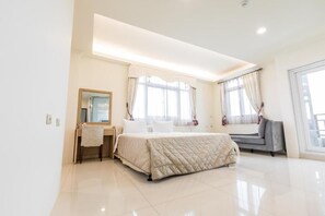 Deluxe Double Room, 1 Queen Bed | Desk, blackout drapes, free WiFi, bed sheets - Amany Holiday Hotel (Lyudao)