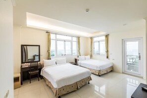 Quadruple Room, Ocean View | Desk, blackout curtains, free WiFi, bed sheets - Amany Holiday Hotel (Lyudao)