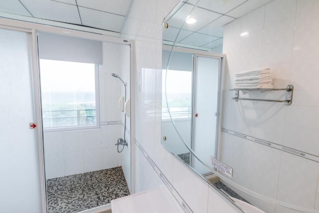 Vierpersoonskamer, uitzicht op zee | Badkamer | Een douche, gratis toiletartikelen, een haardroger, pantoffels