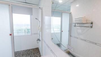 Vierpersoonskamer, uitzicht op zee | Badkamer | Een douche, gratis toiletartikelen, een haardroger, pantoffels