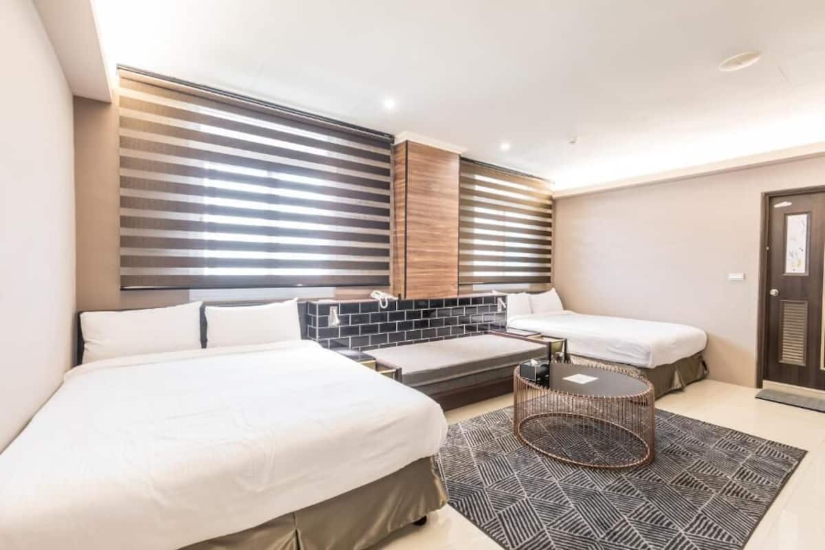 Superior vierpersoonskamer | Een bureau, verduisterende gordijnen, gratis wifi, beddengoed