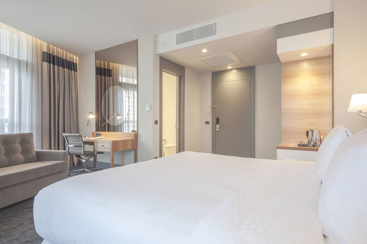 Deluxe Room | Minibar, in-room safe, desk, blackout drapes