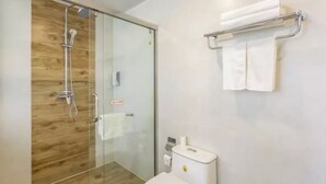 ห้องดับเบิล (Mainland Chinese Citizen Only) | ห้องน้ำ | ฝักบัว, ของใช้ในห้องน้ำฟรี, ไดร์เป่าผม, รองเท้าสวมภายในห้อง