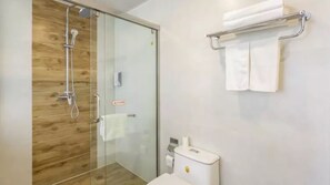 Habitación doble (Mainland Chinese Citizen Only) | Baño | Ducha, artículos de higiene personal gratuitos y secador de pelo