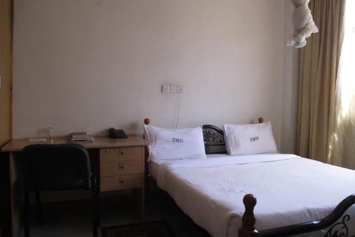 Basic Tek Kişilik Oda | Masa, güneşlik/perde, ücretsiz kablosuz İnternet, çarşaf takımı