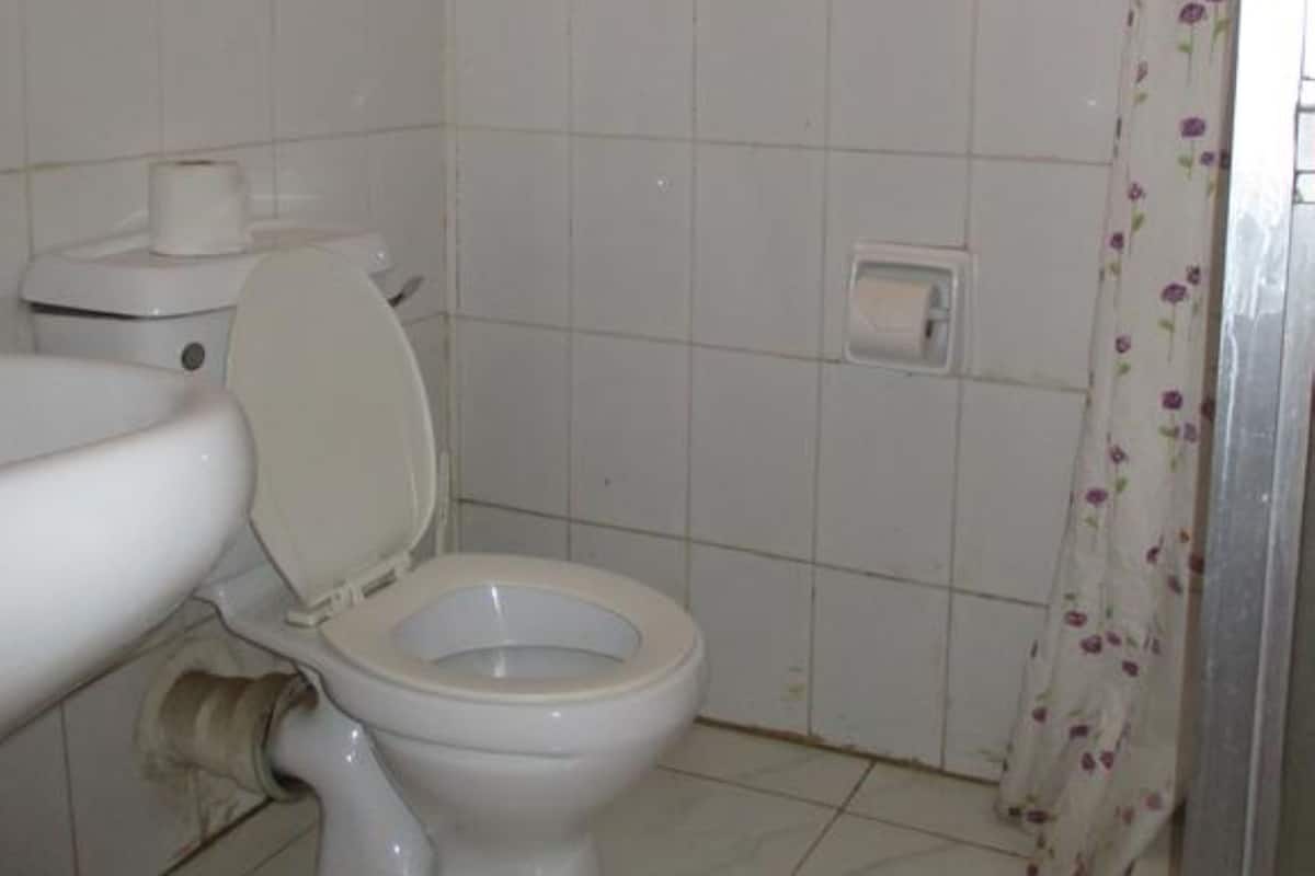 Basic Tek Kişilik Oda | Banyo | Duş, ücretsiz banyo/kozmetik ürünleri, terlik, havlu