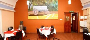 Tägliches inbegriffenes kontinentales Frühstück
