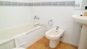 Bañera, secador de pelo, bidé y toallas