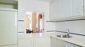 Een koelkast, een microgolfoven, een oven