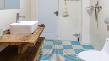 Habitación doble Confort | Baño | Regadera, amenidades de baño gratuitas, secadora de cabello, pantuflas 